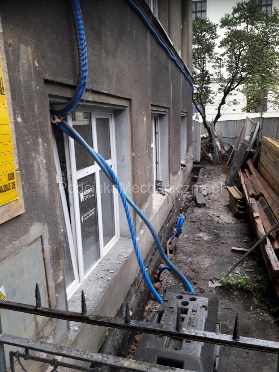 Kamienica Kraków - podcinka muru piłą łańcuchową 