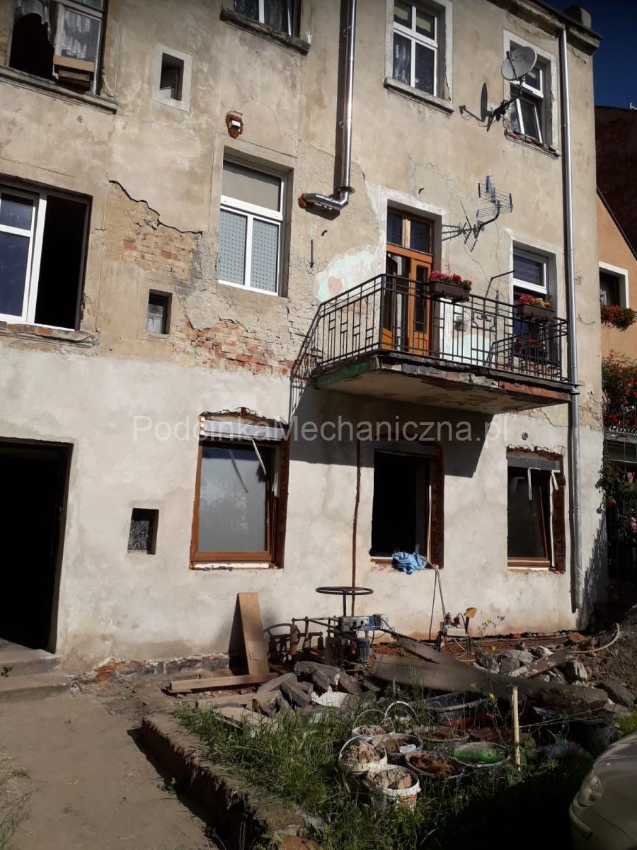 Kamienica Kraków - podcinka muru piłą łańcuchową 