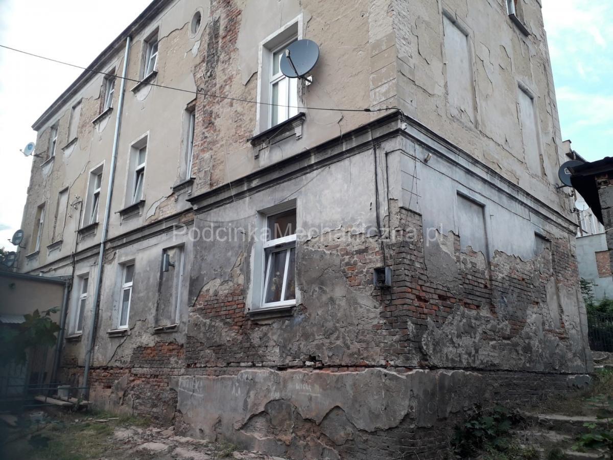 Kamienica Kraków - podcinka muru piłą łańcuchową 
