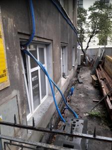Kamienica Kraków - podcinka muru piłą łańcuchową 