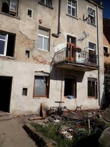 Kamienica Kraków - podcinka muru piłą łańcuchową 