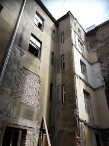 Kamienica Kraków - podcinka muru piłą łańcuchową 