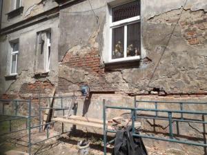 Kamienica Kraków - podcinka muru piłą łańcuchową 