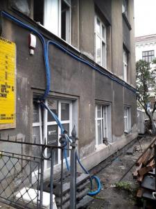 Kamienica Kraków - podcinka muru piłą łańcuchową 