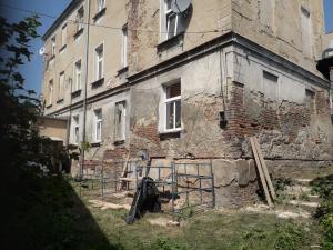 Kamienica Kraków - podcinka muru piłą łańcuchową 