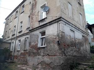 Kamienica Kraków - podcinka muru piłą łańcuchową 